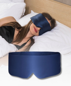 Femme avec un masque de sommeil profond et un masque exposé